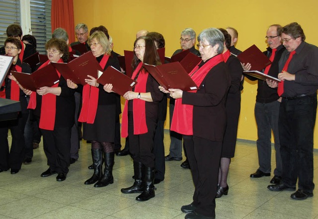 Der Kirchenchor unter der Leitung von ...innen und Senioren mit seinen Liedern.  | Foto: Binner-Schwarz