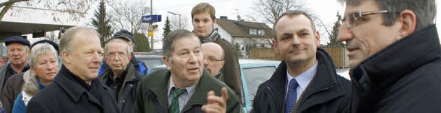 Oliver Kraft (rechts) wird von Werner ...ete Peter Wei (3. von links) hrt zu.  | Foto: hans-jrgen trul