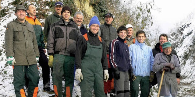 Winzer pflegten und suberten die Langgasse in Wasenweiler.  | Foto: plenum