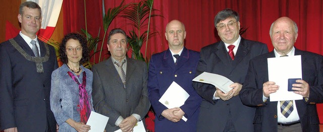 Brgermeister Oliver Rein (links) ehrt...Verdienstmedaille der Stadt Breisach.   | Foto: Agnes Porth