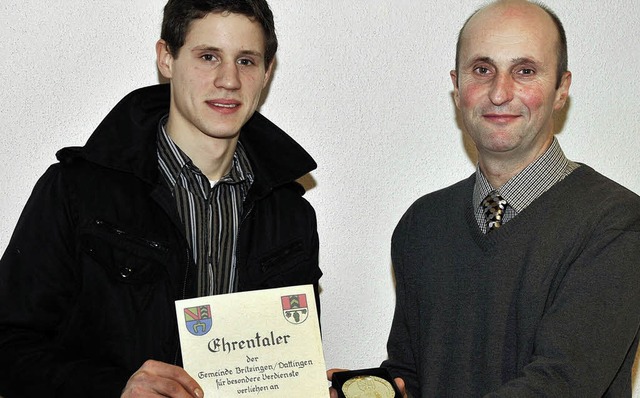 Den ersten Neuenfelstaler erhielt Jona...sen von Ortsvorsteher Armin Imgraben.   | Foto: Volker Mnch