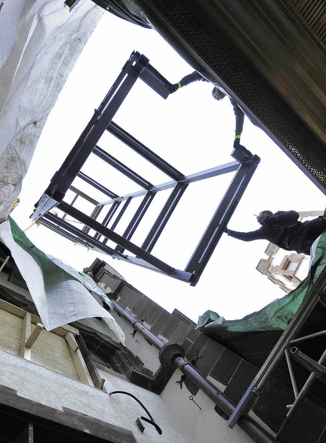 Millimeterarbeit zwischen Himmel und Erde.   | Foto: Ingo Schneider