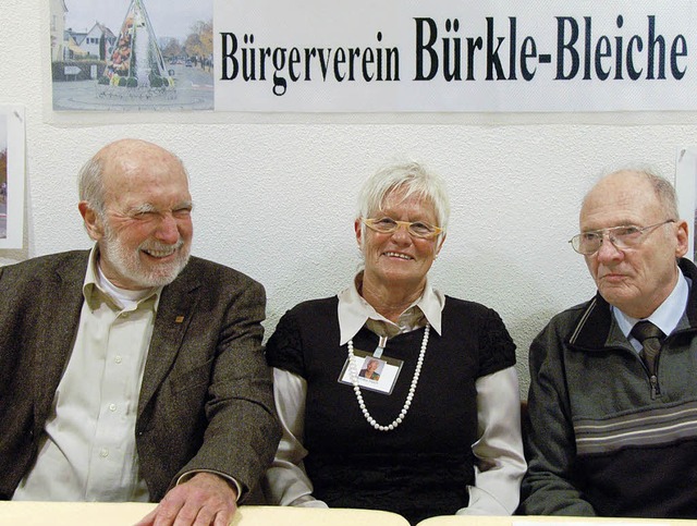 Fritz Kendel, Monika Hoch und Horst Koloska warten am Brkle-Bleiche-Tisch auf  | Foto: Sylvia-Karina Jahn