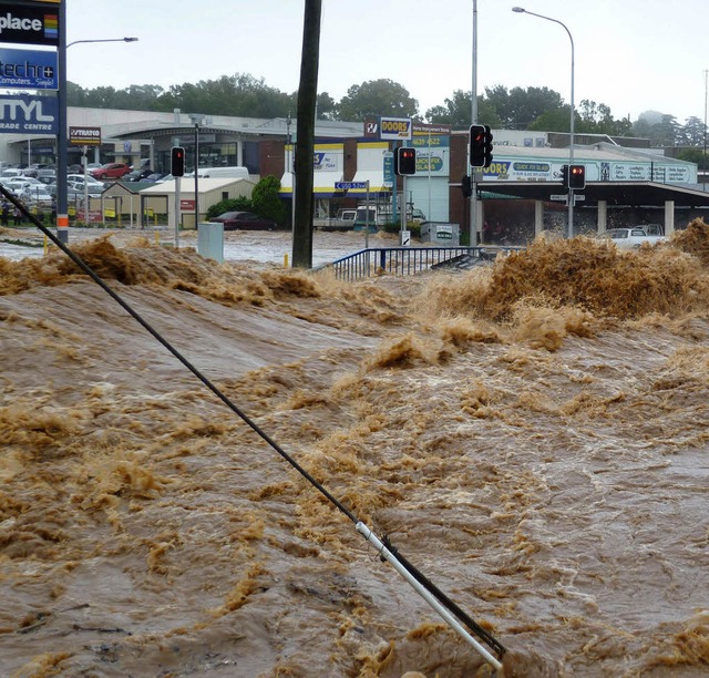 In  Toowoomba hat das Wasser ein Einkaufszentrum berflutet.   | Foto: AFP