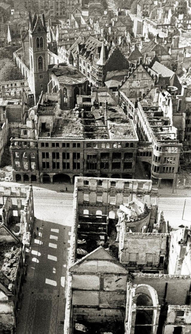 Schwer getroffen, aber nicht zerstrt:...Luftangriff vom November 1944 (Mitte).  | Foto: Stadtarchiv Freiburg