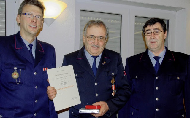 Ehrung bei der Feuerwehr Kiechlinsberg...esamtwehrkommandant Engelbert Klger.   | Foto: Roland Vitt