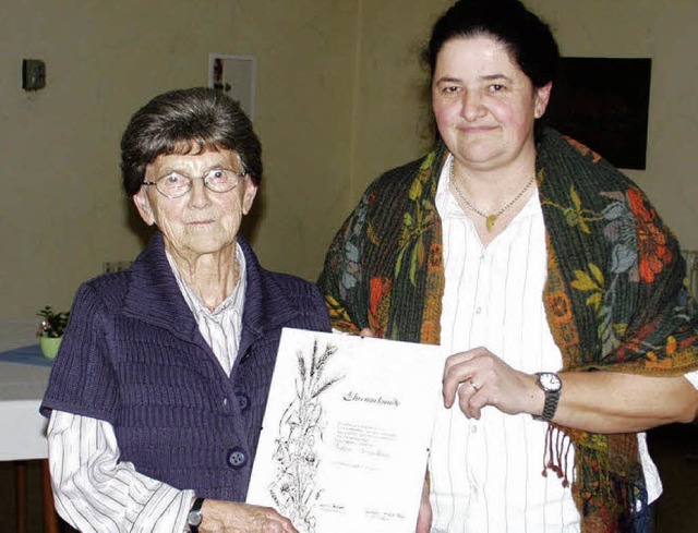 Anlsslich ihres 80. Geburtstages wurd...glied des Landfrauenvereines  ernannt.  | Foto: oth