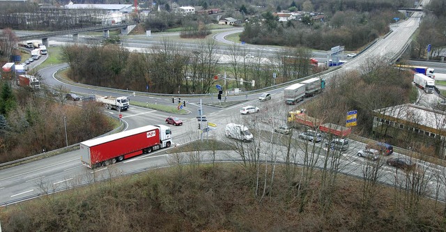 Immer wieder verursacht die Kreuzung a...mpelanlage soll nun Abhilfe schaffen.   | Foto: Frey