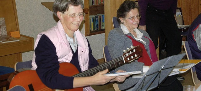 Sie gestalteten das Programm beim &#82...ne Hldin und Erika Buhr (von links).   | Foto: Manfred Wagner