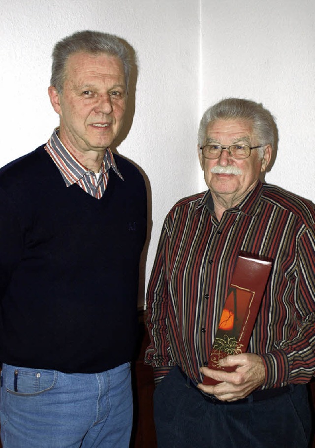 Herbert Piorr (rechts) wurde von  Lutz...t und 20 Jahre Ortschaftsrat geehrt.    | Foto: Paul Schleer