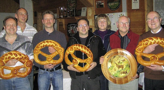 Treffsicher beim traditionellen Brezel...uhl (Ehrenscheibe) und Hubert Etzkorn   | Foto: Schtzenverein