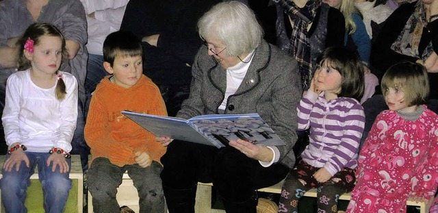 Die Kinder waren fasziniert von der Ge...en-Leiterin Katharina Kemming vorlas.   | Foto: Ulrike Spiegelhalter