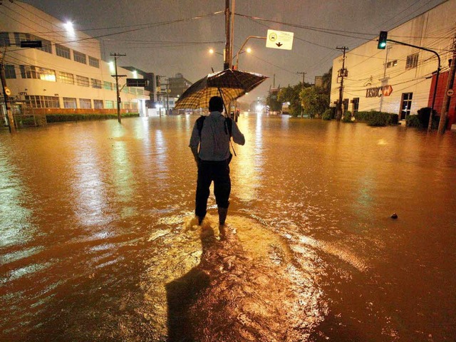 berflutete Straen in Brasilien.  | Foto: dpa