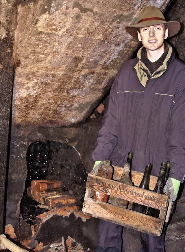 Andreas Neymeyer vor dem Versteck des Weinschatzes   | Foto: Ilona Hge