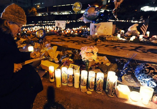 Erinnerung an die Opfer: Kerzen, Plsc...schlags vom Samstag behandelt werden.   | Foto: dpa