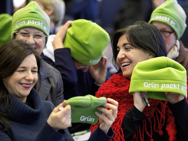 Warm einpacken fr die kommenden  Wahl...gsabgeordnete grasgrne Mtzchen auf.   | Foto: DPA