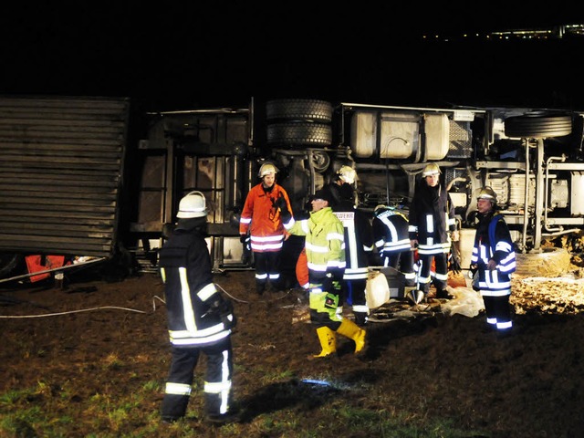 Ein LKW-Unfall auf der A5 bei Lahr beschftigt die Rettungskrfte.  | Foto: Wolfgang Knstle