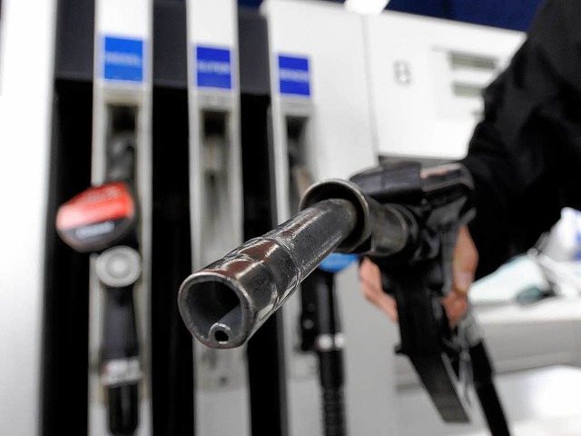 An der Tankstelle sind die Spritpreise...utliche Preisunterschiede in Freiburg.  | Foto: Ingo Schneider