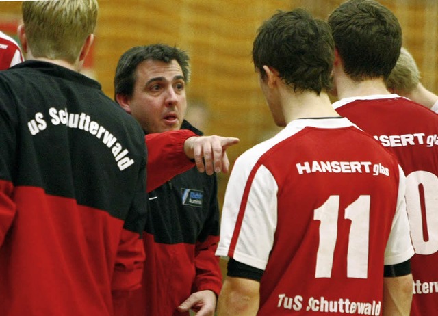 Trainer Timo Heuberger weist den TuS-Spielern den Weg.   | Foto:  F. nver (A)