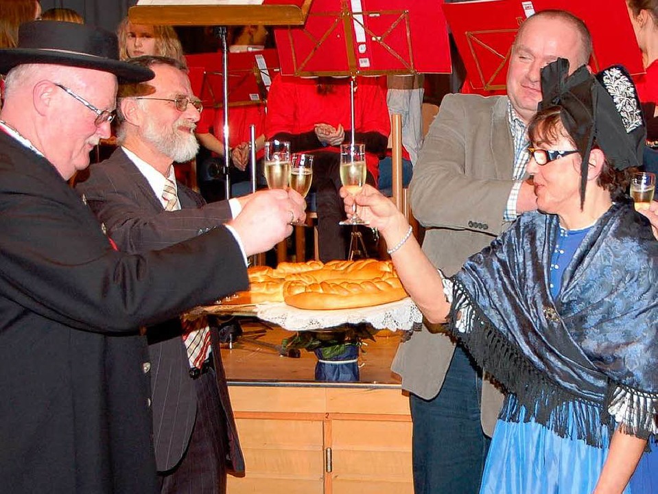 Prosit Neujahr: Zur Neujahrsbrezel sto...ellvertreter und Ehefrau Rosemarie an.  | Foto: Manfred Frietsch