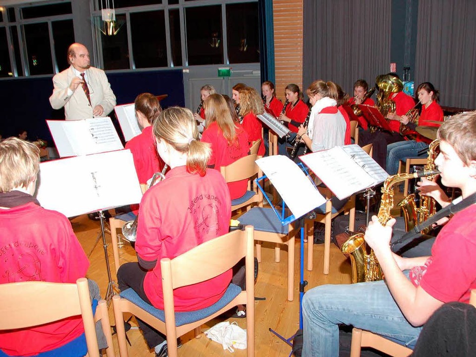 Die Jugendkapelle des Musikvereins Hug...emeinde in der Festhalle Buchheim auf.  | Foto: Manfred Frietsch