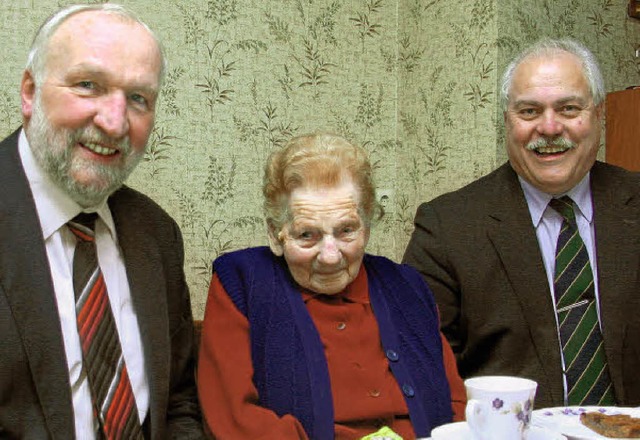 Ihren 99. Geburtstag feierte die ltes...svorsteher Arno Landerer gratulierten.  | Foto: herbert trogus