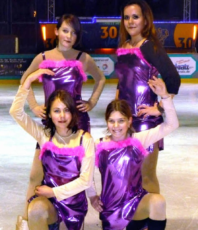 Angela Kisch und Jessica Scherk (hinte...nung der Bad Sckinger Eisbahn zeigen.  | Foto: Felicitas Rohrer (froh)