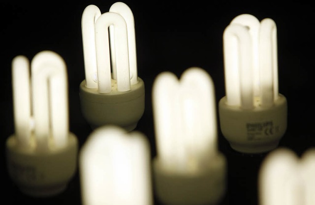 Energiesparlampen verbrauchen weniger ... Glhbirnen und schonen so das Klima.   | Foto: dpa