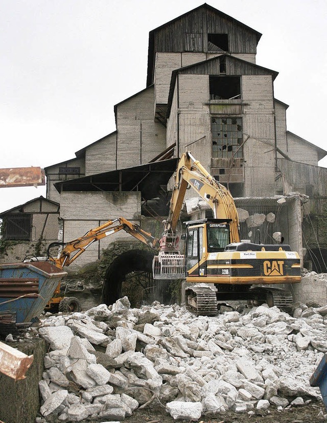 Jede Menge Schotter: Der Abriss des se...nnt, wird sich ber Wochen hinziehen.   | Foto: horst david