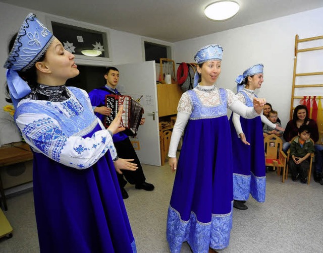 Das Folkloreensemble Kupalinka aus Ode...trae gesungen, gespielt und getanzt.   | Foto: Thomas Kunz