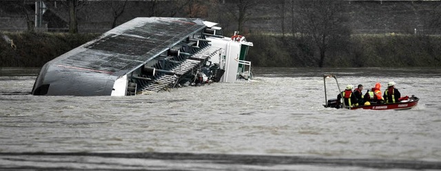 Das 110 Meter lange Tankschiff treibt ...end im Rhein nahe des Loreleyfelsens.   | Foto: dpa