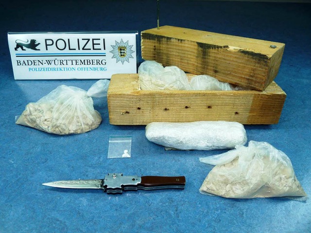 Die gefundenen Drogen und das Schnappmesser.  | Foto: polizei