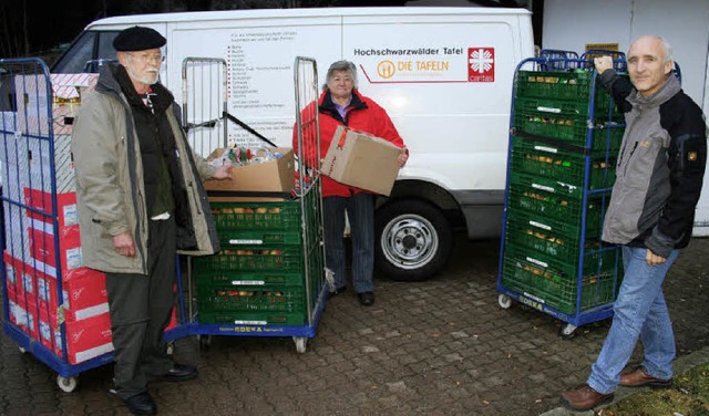 Peter Fiedler (links) und Projektleite...grozgige Spende von  Lebensmitteln.   | Foto: Dieter Maurer