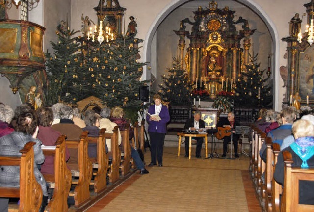 Beten und Singen von  Weihnachtslieder...setzten Litzelbergkapelle in Sasbach.   | Foto: Roland Vitt