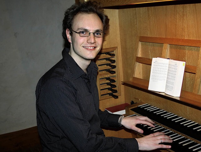 Marius Mack an einem seiner Arbeitspl...gel in der Klosterkirche Sankt Cyriak.  | Foto: Martina Faller