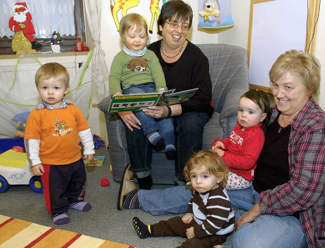 Nadja Marder (von links) und Susanne E...rfen sie jeweils fnf Kinder betreuen.  | Foto: Horst A. B