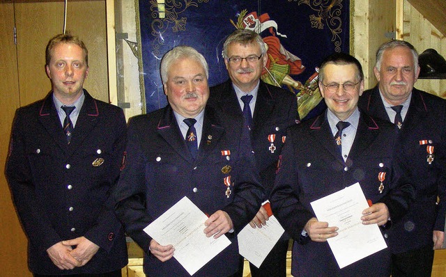Kommandant Jens Braun (von links) mit ...tzle, Willy Rsch und Berthold Schmidt  | Foto: mario schneberg