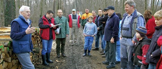 Das Interesse bei der Brennholzverstei...ngierte als geschickter Auktionator.    | Foto: EHRET