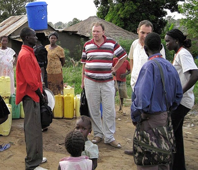 Norbert Hagen (Mitte) besichtigt mit s...telle in der sudanesischen Stadt Yei.   | Foto: Privat