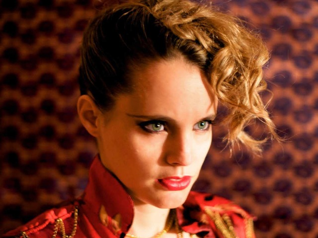 Eine beeindruckende Bhnenfigur: Anna Calvi.  | Foto: Emma Nathan