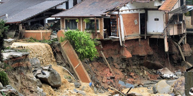 Diesem Haus in Terespolis hat ein Erdrutsch den Boden weggerissen.   | Foto: dpa