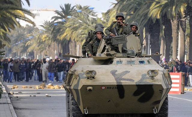 Steine und Trnengas: Am Freitag eskalierten die Proteste in Tunis.     | Foto: AFP
