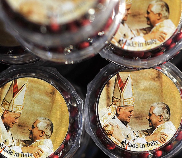 Papst Johannes Paul II. (links) mit seinem Nachfolger auf Dosen mit Rosenkrnzen  | Foto: afp