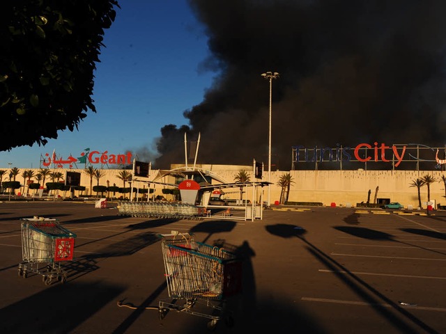 Brennender Supermarkt bei Tunis.  | Foto: dpa