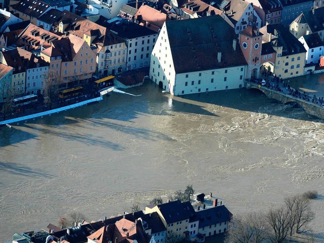 Das aktuelle Hochwasser der Donau in der Altstadt von Regensburg.  | Foto: dpa