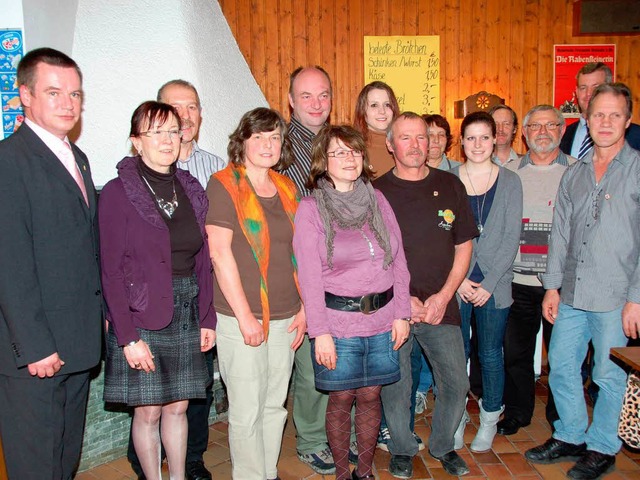 Der Vorsitzende der Breisacher Festspi...enat (links), ehrte  treue Mitglieder.  | Foto: Frank Kreutner