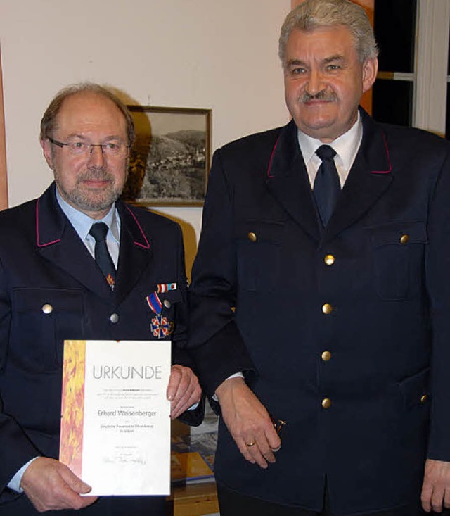 Erhard Weisenberger (links) erhlt von...erwehr-Ehrenkreuz in Silber verliehen.  | Foto: Vitt