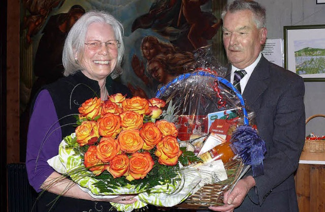 Pfarrer Eugen Storm berreichte Irma K...enwerk Blumen und einen Geschenkkorb.   | Foto: Ute Aschendorf