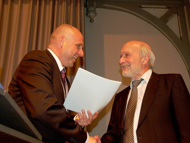 Fritz Kendel (rechts) erhlt von Oberb...er Schlatterer Ehrennadel und Urkunde.  | Foto: Sylvia-Karina Jahn