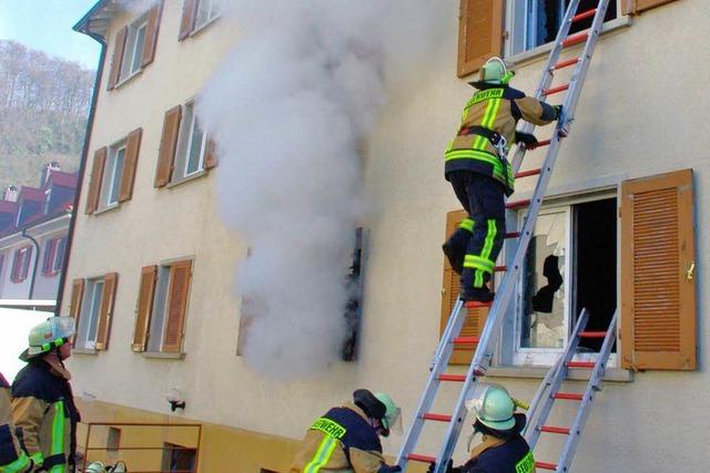 Explodiertes Elektrogert setzt Wohnung in Flammen